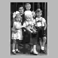 111-3300 Martha Liedtke aus Wehlau mit ihren Kindern Irmgard, Sieglinde, Peterchen und Rudolf.jpg